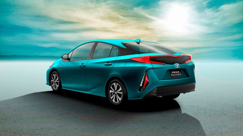 Toyota_Prius_Rechargeable_2