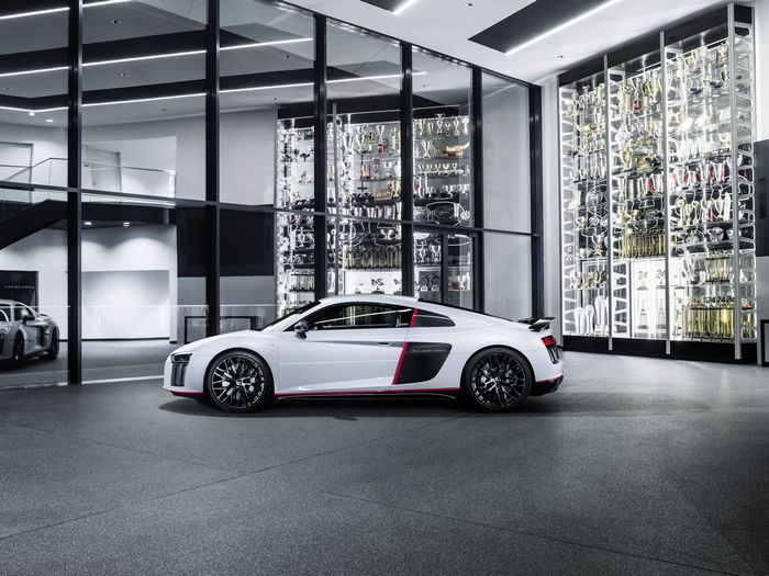 Audi-R8-Coupe-V10-plus-selection-24h