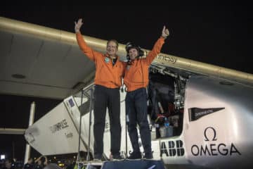 Solar-Impulse-Landing-in-Abu-Dhabi