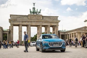 Un scooter électrique et l'audi e tron