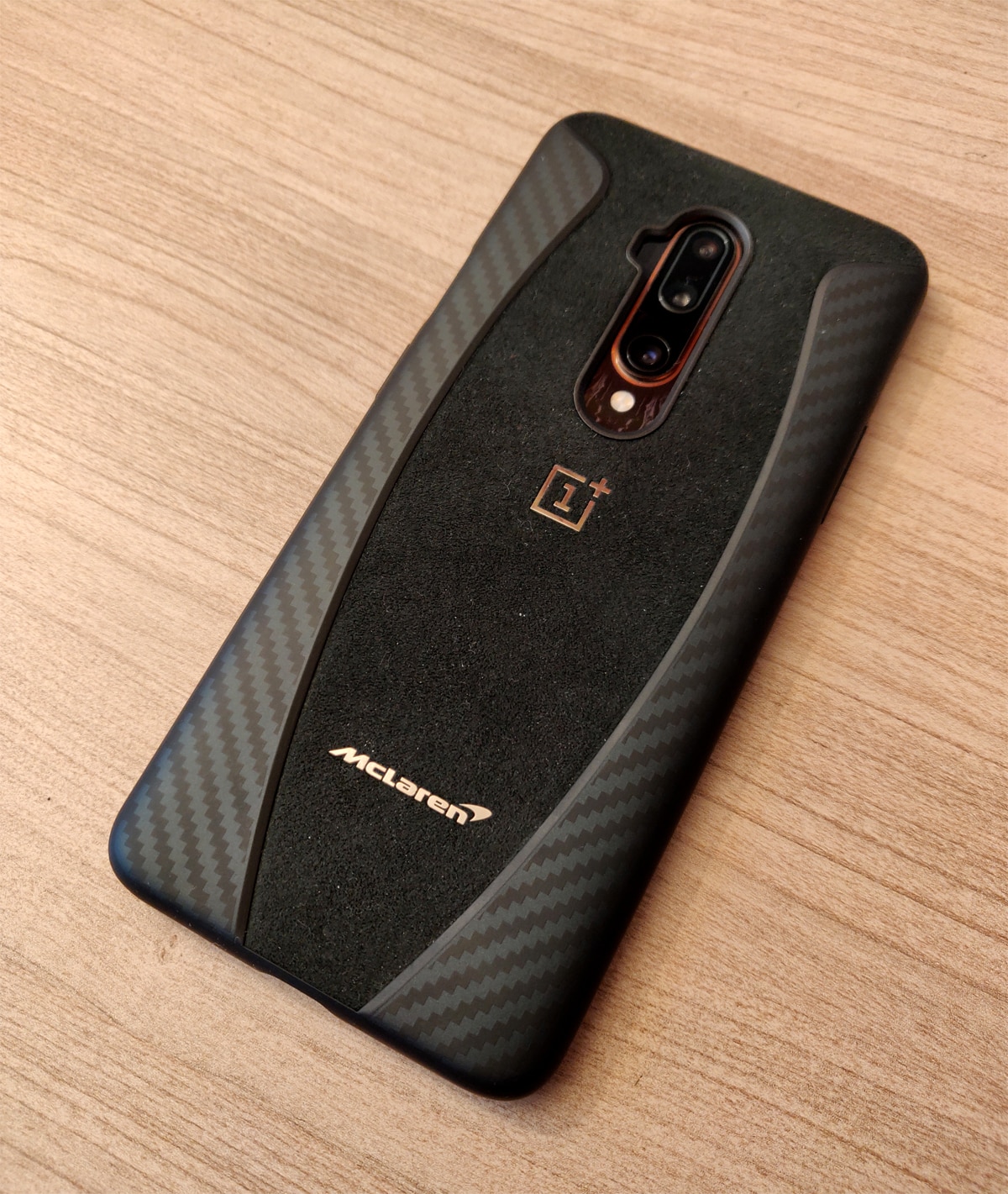 La coque carbone alcantara du OnePlus 7T Pro McLaren Edition