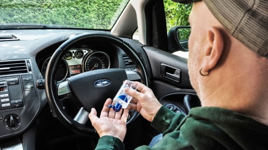 Gel hydroalcoolique désinfecter volant voiture