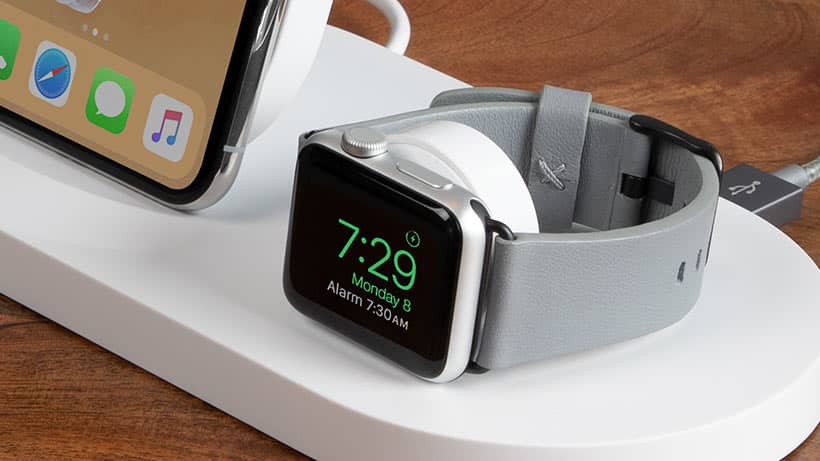 une Apple Watch sur le chargeur Belkin Boost Up