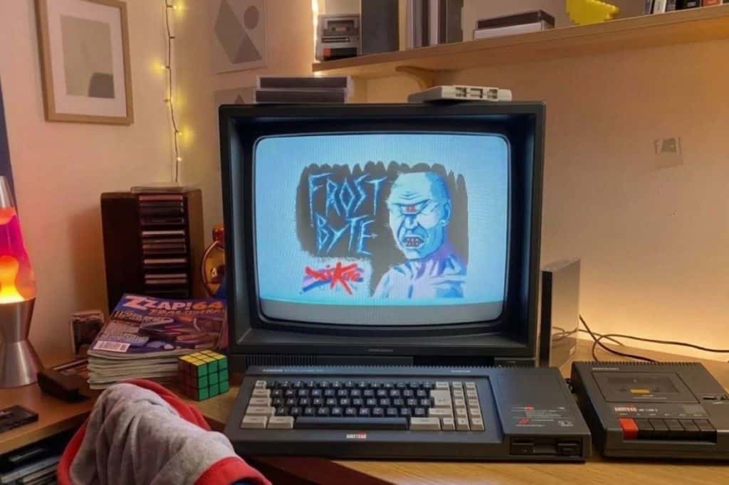 chambre bureau années 1980 avec le jeu Frost Byte sur l'écran