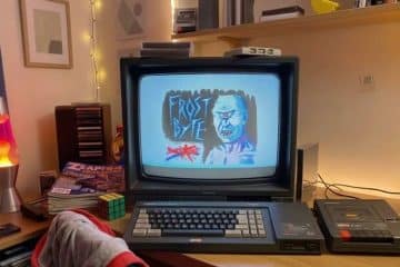chambre bureau années 1980 avec le jeu Frost Byte sur l'écran