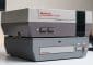 Le lecteur de disques NESCD avec une Nintendo NES posée dessus