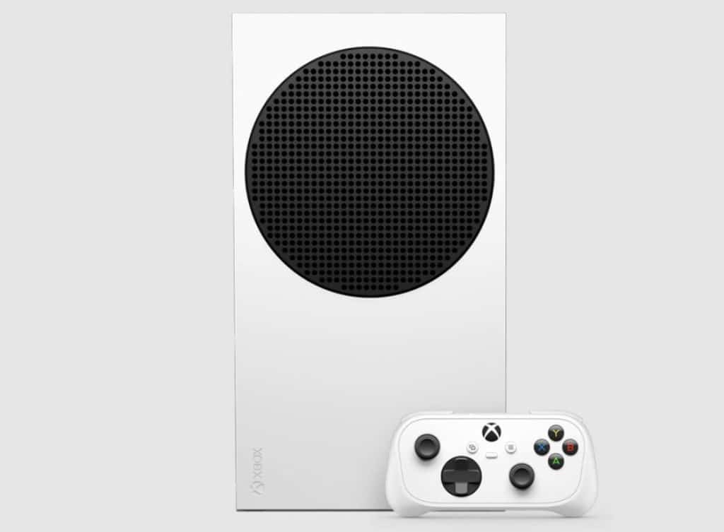 La manette Xbox Nano à côté de la Xbox Series S