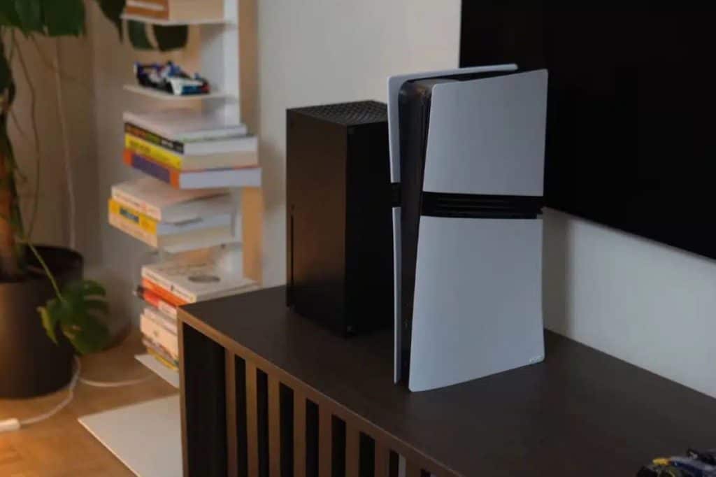 La PS5 et la Xbox Series X sur un meuble TV