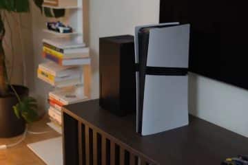 La PS5 et la Xbox Series X sur un meuble TV
